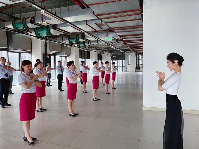 形體儀態(tài)專項(xiàng)課程 提升重慶諾富特物業(yè)員工氣質(zhì)與服務(wù)魅力