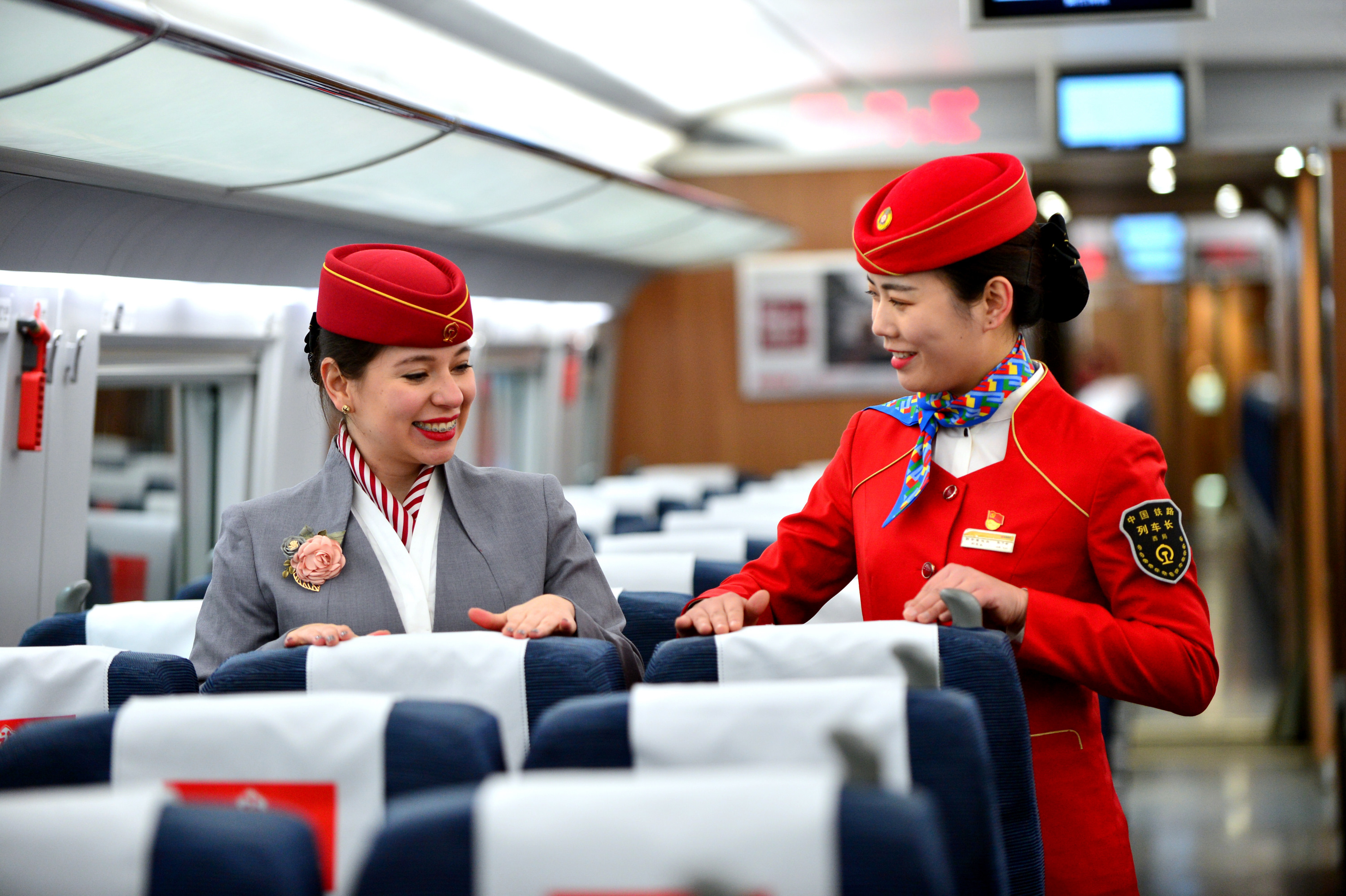 迎春運，展風(fēng)采——重慶高鐵乘務(wù)員全面啟動禮儀專項培訓(xùn)